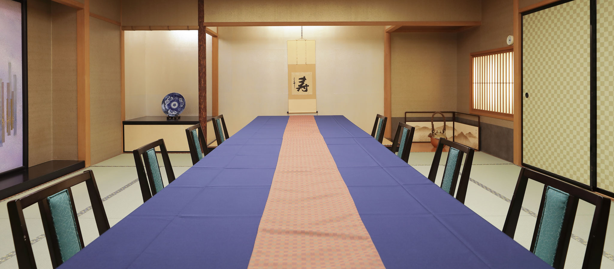 ホテル伊豆急の和室宴会場の長テーブル