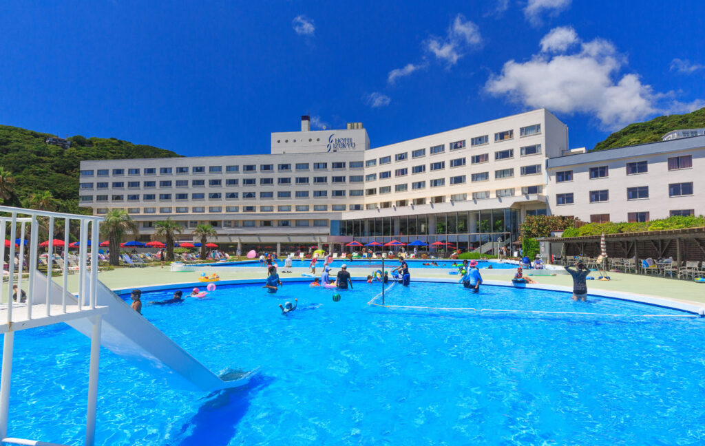 ホテル伊豆急のガーデンプールと本館