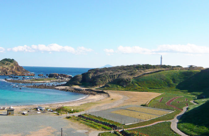 爪木崎の岬と灯台の遠景