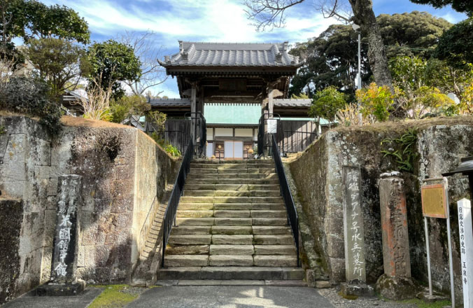 玉泉寺山門の階段