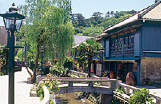 ペリーロードの川沿いの石畳と橋