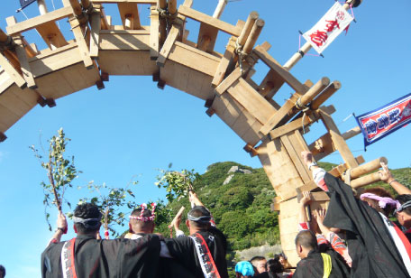 丸く持ち上がった下田太鼓祭りの「太鼓橋」